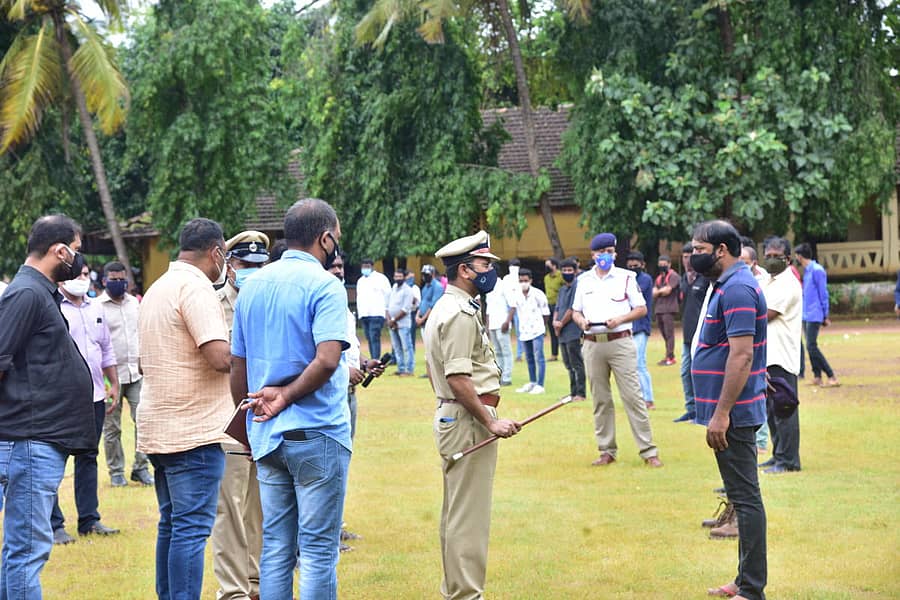 ಮಾದಕ ದ್ರವ್ಯ ಸಾಗಾಟ ಮತ್ತು ವ್ಯಸನ ಪ್ರಕರಣಗಳ ಆರೋಪಿಗಳ ಪರೇಡ್ ಸೋಮವಾರ ಮಂಗಳೂರಿನ ಜಿಲ್ಲಾ ಪೊಲೀಸ್ ಕವಾಯತು ಮೈದಾನದಲ್ಲಿ ನಡೆಯಿತು