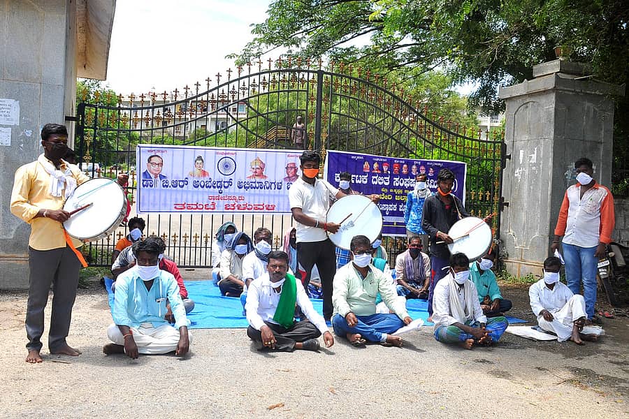 ಅಂಬೇಡ್ಕರ್ ಭವನಕ್ಕೆ ಶಂಕುಸ್ಥಾಪನೆ ನೆರವೇರಿಸದ ಶಾಸಕ ಮತ್ತು ತಹಶೀಲ್ದಾರ್ ವಿರುದ್ಧ ಕ್ರಮ ಕೈಗೊಳ್ಳಬೇಕು ಎಂದು ಒತ್ತಾಯಿಸಿ, ರಾಣೆಬೆನ್ನೂರಿನ ಡಾ.ಬಿ.ಆರ್.ಅಂಬೇಡ್ಕರ್ ಅಭಿಮಾನಿಗಳು ಹಾವೇರಿಯ ಜಿಲ್ಲಾಡಳಿತ ಭವನದ ಮುಂಭಾಗ ಸೋಮವಾರ ತಮಟೆ ಚಳವಳಿ ನಡೆಸಿದರು –ಪ್ರಜಾವಾಣಿ ಚಿತ್ರ