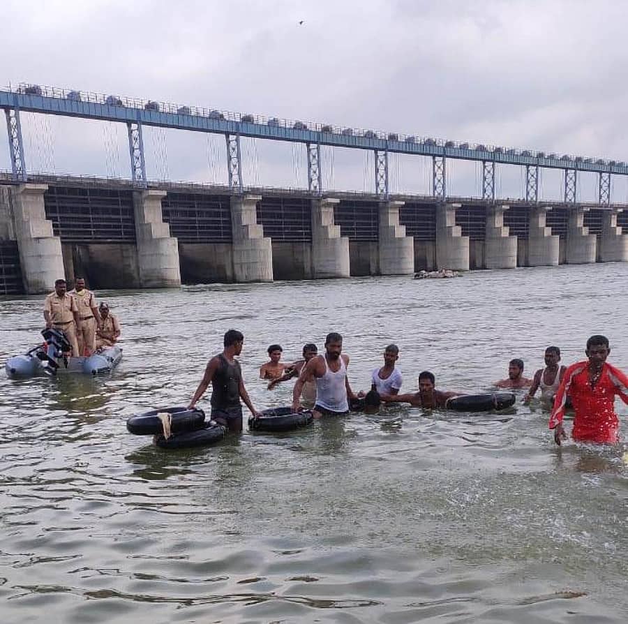 ಯಾದಗಿರಿ ನಗರ ಹೊರವಲಯದ ಭೀಮಾ ನದಿಯಲ್ಲಿ ಈಜಲು ತೆರಳಿ ಸಾವನ್ನಪ್ಪಿದ ಬಾಲಕರ ಮೃತದೇಹಗಳನ್ನು ಸೋಮವಾರ ಹೊರ ತರಲಾಯಿತು