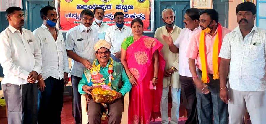 ವಿಜಯಪುರದ ಮಹಂತಿನಮಠದಲ್ಲಿ ಆಯೋಜಿಸಿದ್ದ ಸನ್ಮಾನ ಕಾರ್ಯಕ್ರಮದಲ್ಲಿ ಜಿಲ್ಲಾ ಮಟ್ಟದ ಉತ್ತಮ ಶಿಕ್ಷಕ ಪ್ರಶಸ್ತಿ ವಿಜೇತ ಚಂದ್ರಶೇಖರ್ ಹಡಪದ್ ಅವರನ್ನು ಸನ್ಮಾನಿಸಿದರು