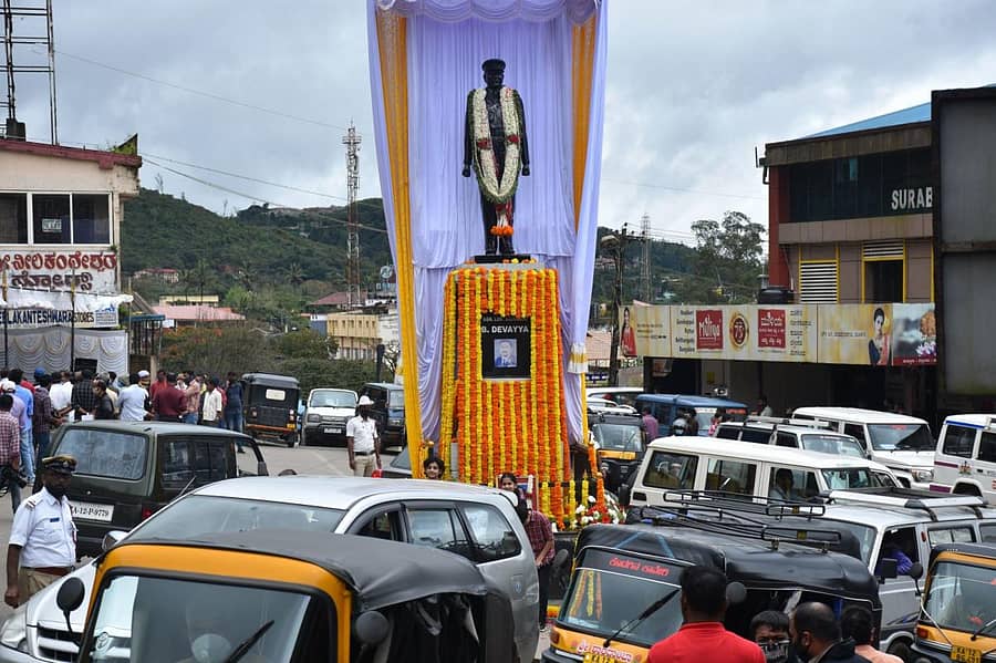 ಮಡಿಕೇರಿ ಹೃದಯ ಭಾಗದ ವೃತ್ತದಲ್ಲಿ ಅಜ್ಜಮಾಡ ಬಿ. ದೇವಯ್ಯ ಪ್ರತಿಮೆ ಲೋಕಾರ್ಪಣೆ ಮಾಡಲಾಯಿತು