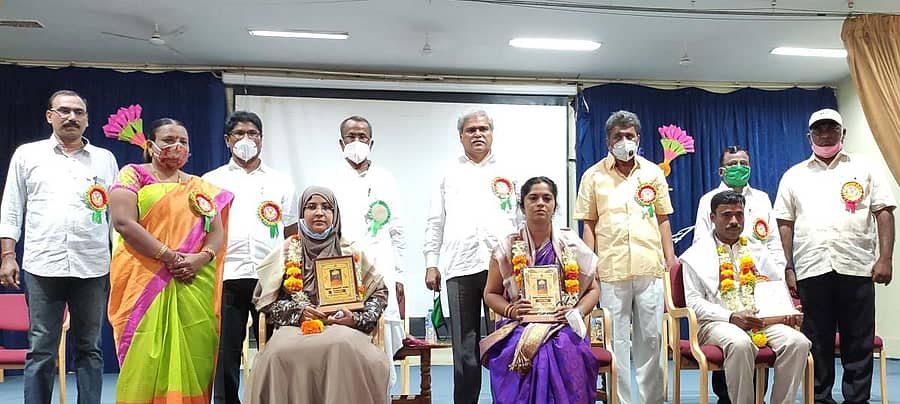 ಶಹಾಪುರ ತಾಲ್ಲೂಕಿನ ಭೀಮರಾಯನಗುಡಿಯಲ್ಲಿ ಸೋಮವಾರ ನಡೆದ ಶಿಕ್ಷಕರ ದಿನಾಚರಣೆಯಲ್ಲಿ ಅತ್ಯುತ್ತಮ ಶಿಕ್ಷಕ ಪ್ರಶಸ್ತಿ ಪಡೆದ ಶಿಕ್ಷಕರನ್ನು ಸನ್ಮಾನಿಸಲಾಯಿತು