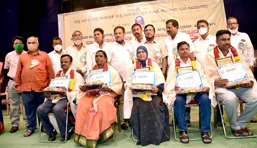 ರಾಯಚೂರಿನಲ್ಲಿ ಜಿಲ್ಲಾ ಪಂಚಾಯಿತಿ ಹಾಗೂ ಶಿಕ್ಷಣ ಇಲಾಖೆಯಿಂದ ಸೋಮವಾರ ಆಯೋಜಿಸಲಾಗಿದ್ದ ಡಾ.ಸರ್ವಪಲ್ಲಿ ರಾಧಾಕೃಷ್ಣನ್ ಅವರ 133ನೇ ಜನ್ಮದಿನೋತ್ಸವದ ಪ್ರಯುಕ್ತ ನಡೆದ ಶಿಕ್ಷಕರ ದಿನಾಚರಣೆ ಸಮಾರಂಭದಲ್ಲಿ ಜಿಲ್ಲಾ ಮತ್ತು ತಾಲ್ಲೂಕು ಮಟ್ಟದ ಅತ್ಯುತ್ತಮ ಶಿಕ್ಷಕರಿಗೆ ಗಣ್ಯರು ಪ್ರಶಸ್ತಿ ಪ್ರದಾನ ಮಾಡಿದರು