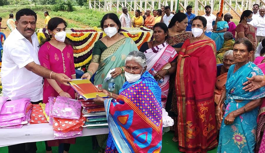 ಬಾಗೇಪಲ್ಲಿ ತಾಲ್ಲೂಕಿನ ಚಿನ್ನಕಾಯಲಪಲ್ಲಿ ಗ್ರಾಮದಲ್ಲಿ ಶಾಸಕ ಎಸ್.ಎನ್.ಸುಬ್ಬಾರೆಡ್ಡಿ, ಪತ್ನಿ ಶೀಲಾ ಸುಬ್ಬಾರೆಡ್ಡಿರವರು ವೃದ್ಧರಿಗೆ ವಸ್ತ್ರ ದಾನ ಮಾಡಿದರು