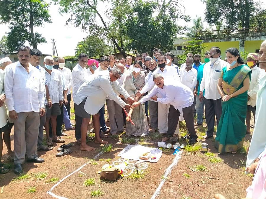 ಬೆಳಗಾವಿ ಗ್ರಾಮೀಣ ಕ್ಷೇತ್ರದಲ್ಲಿ ಸರ್ಕಾರಿ ಶಾಲೆಗಳ ಹೆಚ್ಚುವರಿ ಕೊಠಡಿಗಳ ನಿರ್ಮಾಣಕ್ಕೆ ಶಾಸಕಿ ಲಕ್ಷ್ಮಿ ಹೆಬ್ಬಾಳಕರ ಸೋಮವಾರ ಮುಖಂಡರೊಂದಿಗೆ ಭೂಮಿಪೂಜೆ ನೆರವೇರಿಸಿದರು
