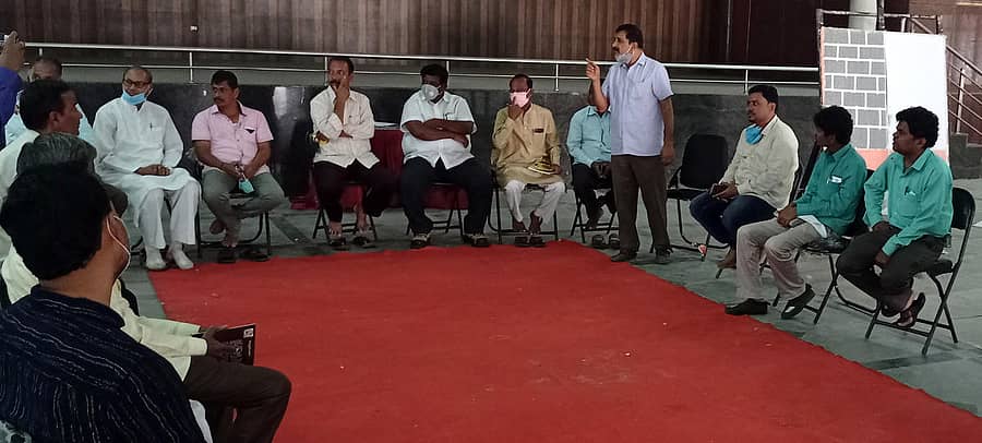 ಇಳಕಲ್ನ ಅನುಭವ ಮಂಟಪದಲ್ಲಿ ಭಾನುವಾರ ನಡೆದ ಗದಗ- ಇಳಕಲ್- ವಾಡಿ ರೈಲ್ವೆ ಹೋರಾಟ ಸಮಿತಿ ಸಭೆಯಲ್ಲಿ ನಾಗರಾಜ ಹೊಂಗಲ್ ಮಾತನಾಡಿದರು.