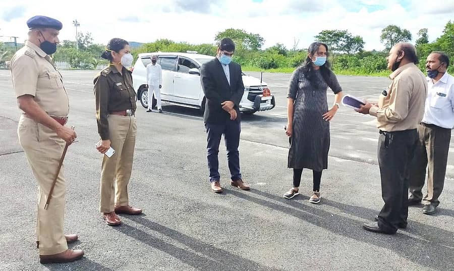 ಕೂಡಿಗೆ ಹೆಲಿಪ್ಯಾಡ್ಗೆ ಜಿಲ್ಲಾಧಿಕಾರಿ ಅನೀಸ್ ಕಣ್ಮಣಿ ಜಾಯ್ ಭೇಟಿ ನೀಡಿ ವೀಕ್ಷಿಸಿದರು