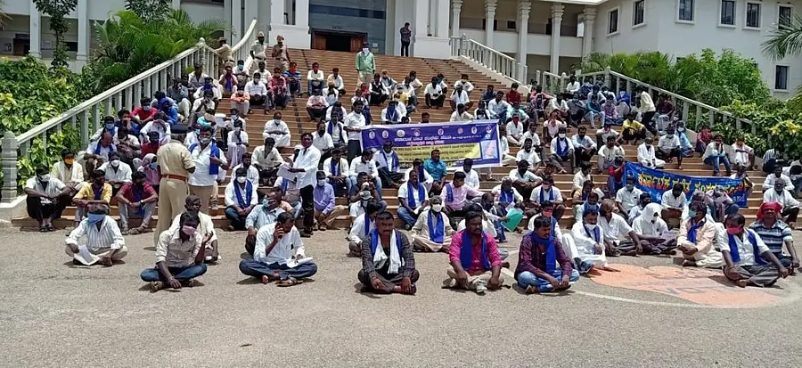ಕರ್ನಾಟಕ ದಲಿತ ಸಂಘರ್ಷ ಸಮಿತಿ ಪದಾಧಿಕಾರಿಗಳು ಜಿಲ್ಲಾಡಳಿತ ಭವನದ ಎದುರು ಪ್ರತಿಭಟನೆ ನಡೆಸಿದರು.