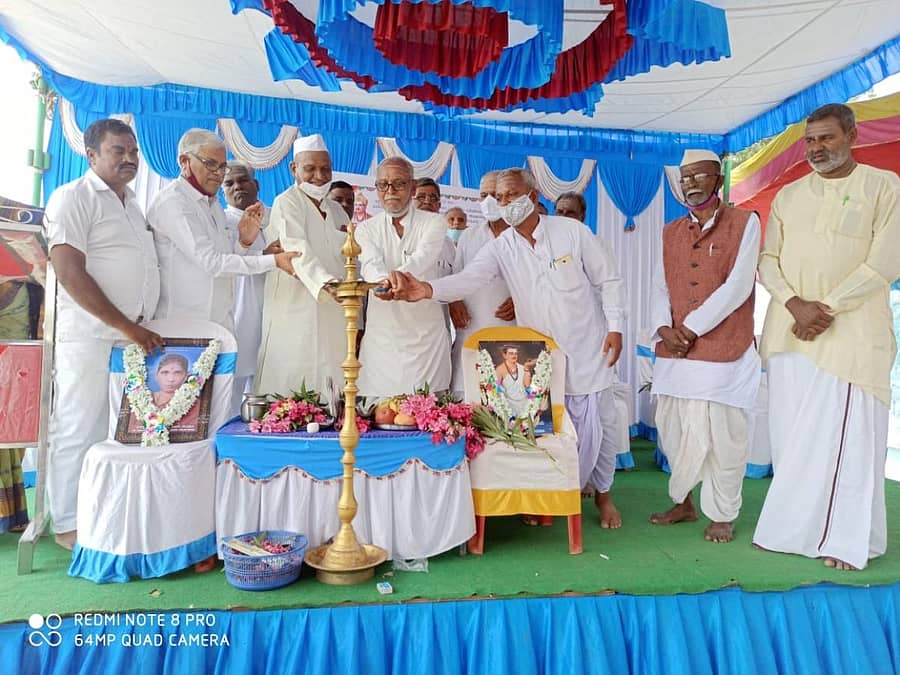 ಯಲಬುರ್ಗಾ ತಾಲ್ಲೂಕು ತರಲಕಟ್ಟಿ ಗ್ರಾಮದಲ್ಲಿ ಭಾನುವಾರ ನಡೆದ ವಚನಗಳ ಕುರಿತ ವಿಚಾರ ಸಂಕಿರಣಕ್ಕೆ ಸಾಹಿತಿ ಶೇಖರಗೌಡ ಮಾಲಿಪಾಟೀಲ ಚಾಲನೆ ನೀಡಿದರು