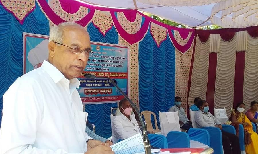 ಯಲಬುರ್ಗಾ ಪಟ್ಟಣದ ಶಾಸಕರ ಮಾದರಿ ಹಿರಿಯ ಪ್ರಾಥಮಿಕ ಶಾಲೆಯಲ್ಲಿ ಸೋಮವಾರ ನಡೆದ ಶಿಕ್ಷಕರ ದಿನಾಚರಣೆ ಕಾರ್ಯಕ್ರಮದಲ್ಲಿ ಶಾಸಕ ಹಾಲಪ್ಪ ಆಚಾರ ಮಾತನಾಡಿದರು