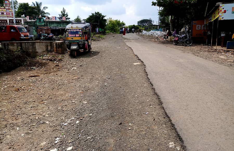 ಬಸವಕಲ್ಯಾಣ ತಾಲ್ಲೂಕಿನ ಕಲಖೋರಾದ ಅಪೂರ್ಣ ಡಾಂಬರೀಕರಣ ನಡೆದ ರಸ್ತೆ