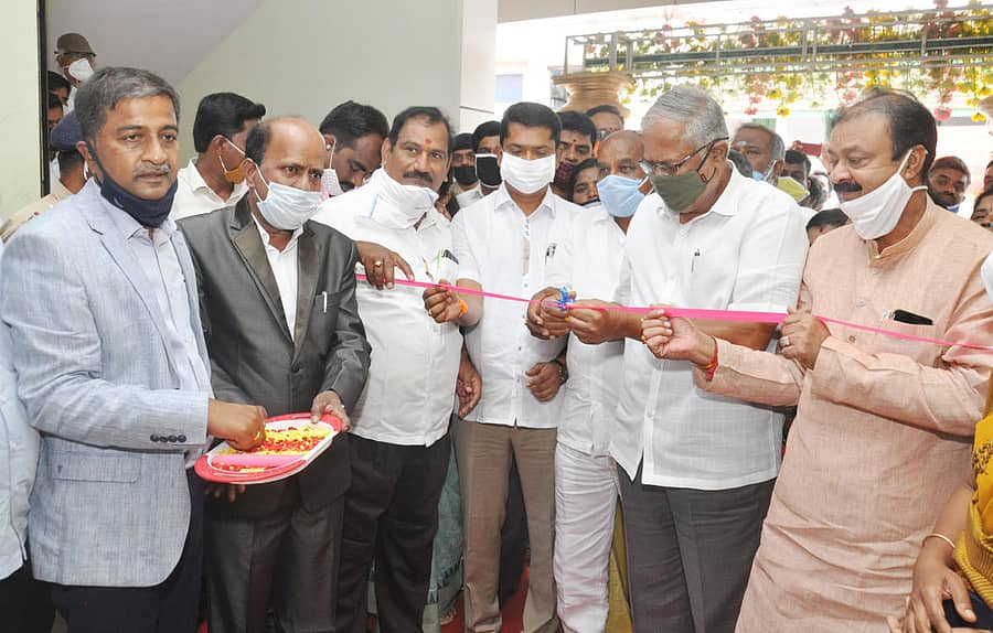 ವಾಣಿಜ್ಯ ಸಂಕೀರ್ಣವನ್ನು ಸಚಿವರಾದ ಸುರೇಶ್ ಕುಮಾರ್, ನಾರಾಯಣಗೌಡ ಹಾಗೂ ಶಾಸಕರಾದ ಪುಟ್ಟರಂಗಶೆಟ್ಟಿ, ಸಿ.ಎಸ್.ನಿರಂಜನಕುಮಾರ್ ಅವರು ಉದ್ಘಾಟಿಸಿದರು