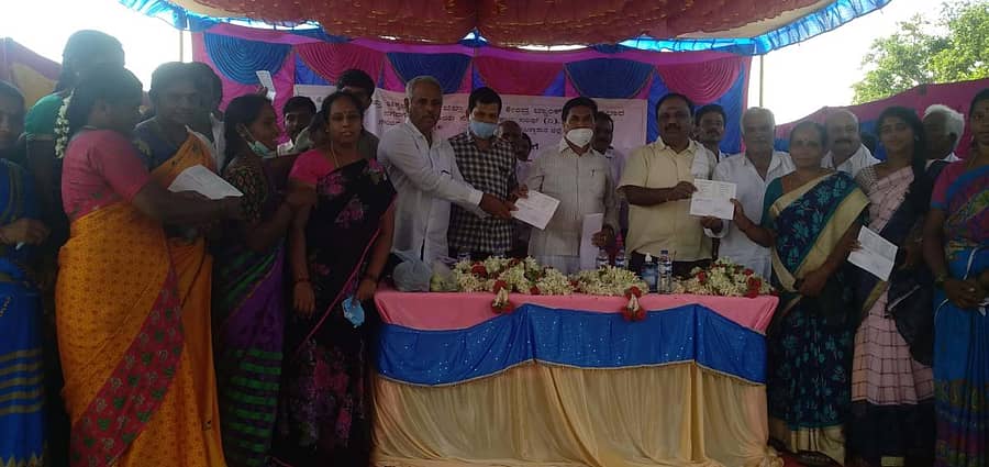 ಗೌರಿಬಿದನೂರು ನಗರಗೆರೆಯಲ್ಲಿ ಸ್ತ್ರೀ ಶಕ್ತಿ ಸ್ವಸಹಾಯ ಸಂಘಗಳಿಗೆ ಗಣ್ಯರು ಸಾಲದ ಪಾಸ್ ಪುಸ್ತಕ ವಿತರಿಸಿದರು