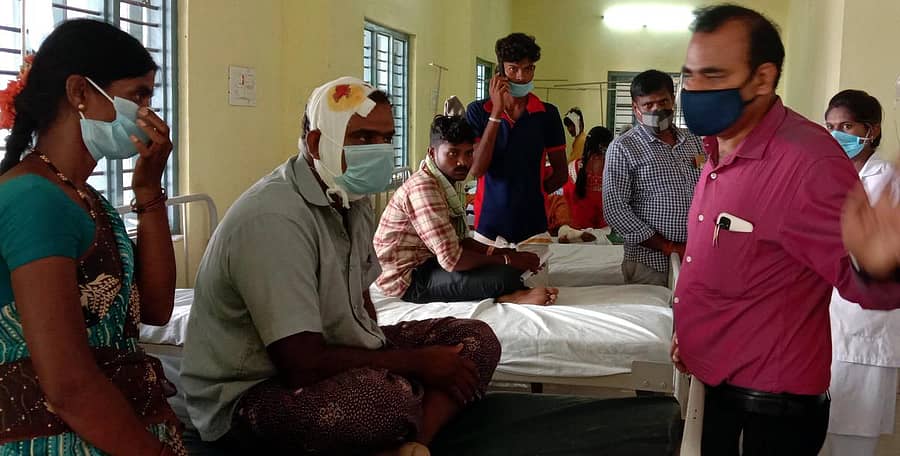 ಸಿರುಗುಪ್ಪ ಸಕರ್ಾರಿ ಆಸ್ಪತ್ರೆಯಲ್ಲಿ ಚಿಕಿತ್ಸೆ ಪಡೆಯುತ್ತಿರುವ ಗಾಯಾಳುಗಳು