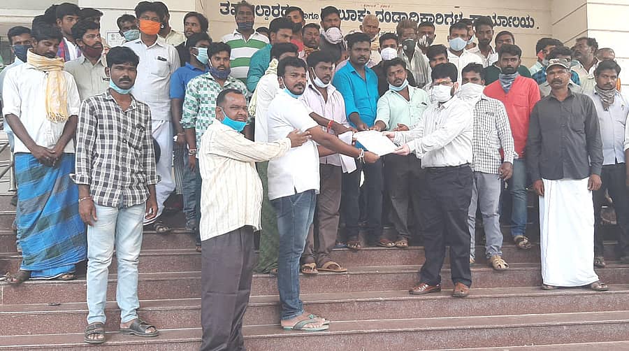 ತಹಶೀಲ್ದಾರ್ ಕೆ.ವಿಜಯಕುಮಾರ್ ಮೇಲೆ ಲಂಚದ ಆರೋಪ ಹೊರಿಸಿದ್ದನ್ನು ಖಂಡಿಸಿ ಮಾದಿಗ ಸಮಾಜದ ಯುವಕರು ತಹಶೀಲ್ದಾರ್ ವಿಶ್ವಜಿತ್ ಮೆಹತಾ ಅವರಿಗೆ ಮನವಿ ಸಲ್ಲಿಸಿದರು