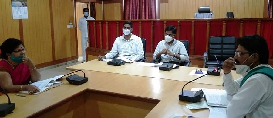 ಗದಗ ಜಿಲ್ಲಾಧಿಕಾರಿ ಕಚೇರಿಯಲ್ಲಿ ಸೋಮವಾರ ನಡೆದ ಹಿಂದುಳಿದ ವರ್ಗಗಳ ಕಲ್ಯಾಣ ಇಲಾಖೆಯ ಅಲೆಮಾರಿ ಹಾಗೂ ಅರೆ ಅಲೆಮಾರಿ ಜನಾಂಗದವರ ಪ್ರಗತಿ ಪರಿಶೀಲನಾ ಸಭೆಯಲ್ಲಿ ಜಿಲ್ಲಾಧಿಕಾರಿ ಎಂ.ಸುಂದರೇಶ್ ಬಾಬು ಮಾತನಾಡಿದರು