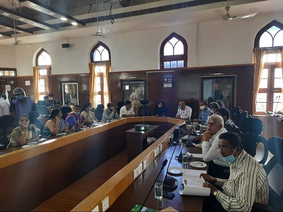 ಮೈಸೂರು ಮಹಾನಗರ ಪಾಲಿಕೆಯ ಮೇಯರ್ ತಸ್ನಿಂ ಅಧ್ಯಕ್ಷತೆಯಲ್ಲಿ ಸೋಮವಾರ ದಸರಾ ಆಚರಣೆಗೆ ಸಂಬಂಧಿಸಿದಂತೆ ಸಭೆ ನಡೆಯಿತು