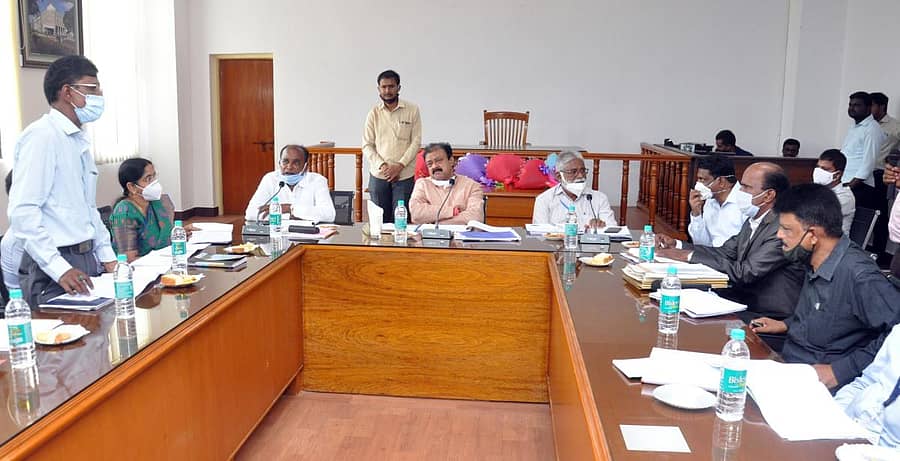 ಸಚಿವ ನಾರಾಯಣ ಗೌಡ ಅವರು ಮೂರು ಇಲಾಖೆಗಳ ಪ್ರಗತಿ ಪರಿಶೀಲನೆ ಸಭೆ ನಡೆಸಿದರು