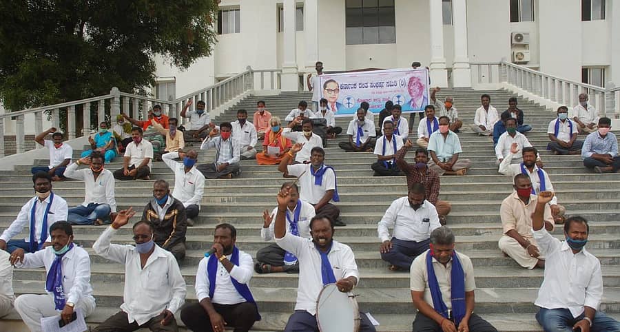 ಸದಾಶಿವ ಆಯೋಗದ ವರದಿ ಜಾರಿಗೆ ಒತ್ತಾಯಿಸಿ ಕರ್ನಾಟಕ ದಲಿತ ಸಂಘರ್ಷ ಸಮಿತಿ ಸದಸ್ಯರು ಕೋಲಾರ ಜಿಲ್ಲಾಧಿಕಾರಿ ಕಚೇರಿ ಎದುರು ಸೋಮವಾರ ಧರಣಿ ನಡೆಸಿದರು.