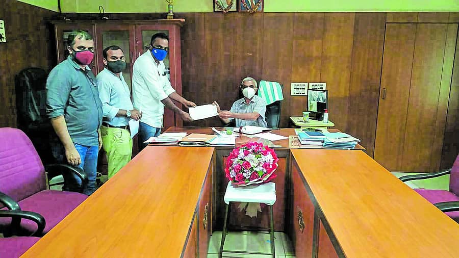 ಡಿವೈಎಫ್ಐ ವತಿಯಿಂದ ಮಂಗಳೂರಿನಲ್ಲಿ ಜಿಲ್ಲಾ ಆರೋಗ್ಯ ಅಧಿಕಾರಿಗಳಿಗೆ ಮನವಿ ನೀಡಲಾಯಿತು