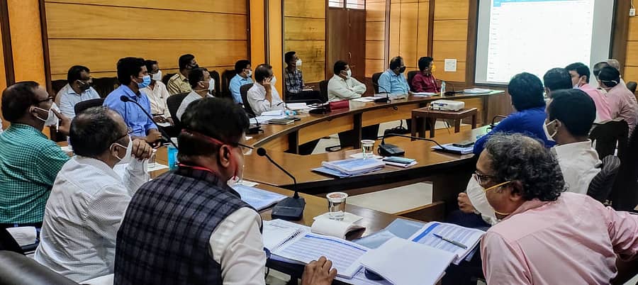 ಕೇಂದ್ರ ಅಧ್ಯಯನ ತಂಡದ ಅಧಿಕಾರಿಗಳಿಗೆ ಜಿಲ್ಲಾಧಿಕಾರಿ ಎಂ.ಜಿ. ಹಿರೇಮಠ ಅವರಿಂದ ಮಾಹಿತಿ ನೀಡಿದರು.