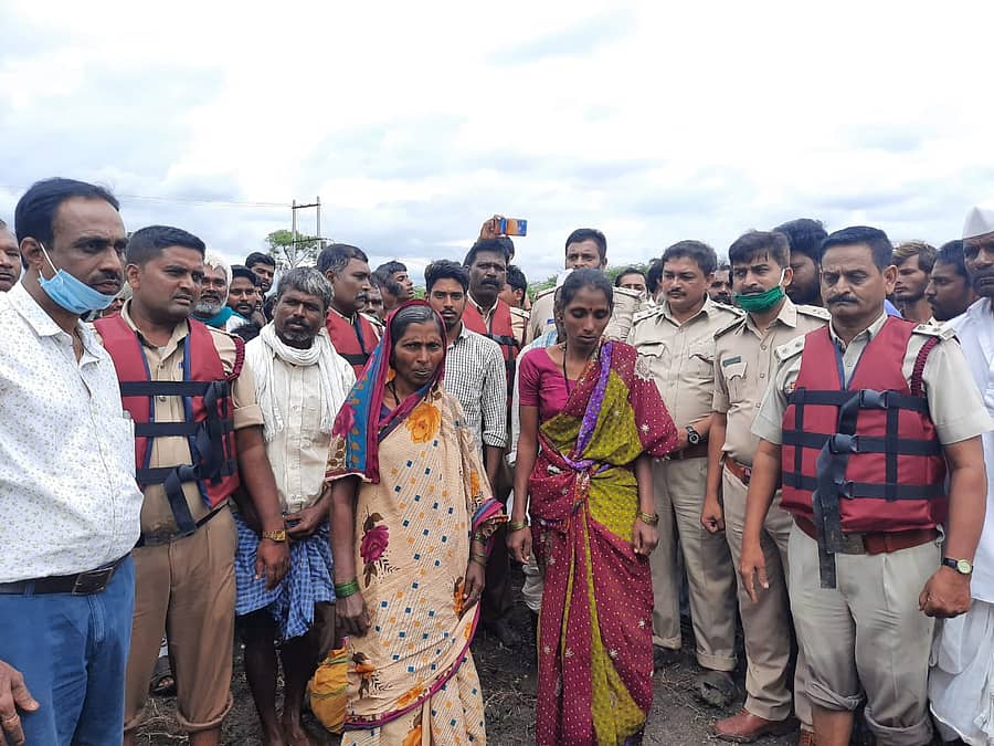 ಪ್ರವಾಹದಲ್ಲಿ ಸಿಲುಕಿದ್ದವರನ್ನು ರಕ್ಷಣೆ ಮಾಡಲಾಯಿತು