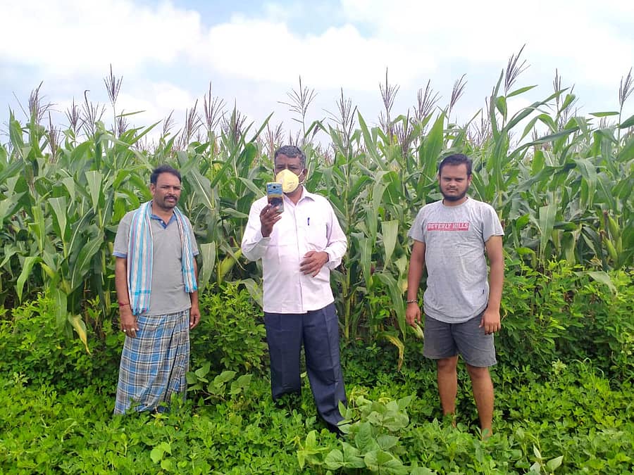 ಹಾವೇರಿ ತಾಲ್ಲೂಕಿನ ಕನವಳ್ಳಿ ಗ್ರಾಮದಲ್ಲಿ ‘ಬೆಳೆ ಸಮೀಕ್ಷೆ ಆ್ಯಪ್’ ಮೂಲಕ ರೈತರು ಬೆಳೆ ವಿವರವನ್ನು ಅಪ್ಲೋಡ್ ಮಾಡಿದರು