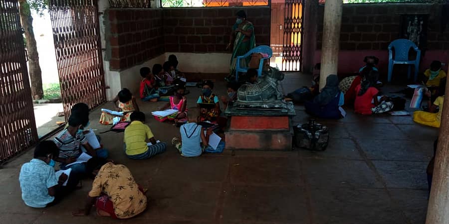 ಚಿಟಗುಪ್ಪ ತಾಲ್ಲೂಕಿನ ಕರಕನಳ್ಳಿ ಗ್ರಾಮದ ಮಕ್ಕಳು ವಠಾರ ಶಾಲೆಯಲ್ಲಿ ಓದುತ್ತಿರುವುದು
