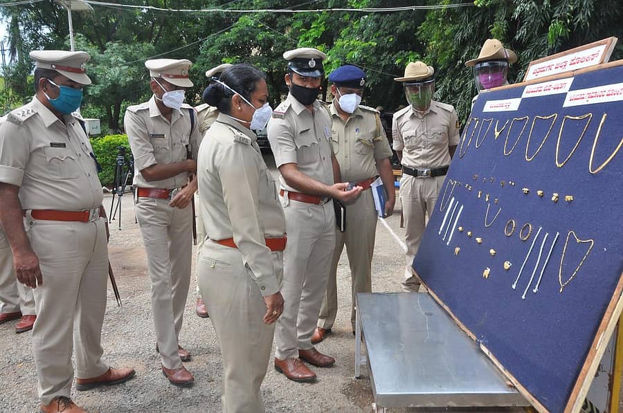 ಮನೆಗೆ ನುಗ್ಗಿ ಕಳವು ಮಾಡುತ್ತಿದ್ದ ಆರೋಪಿಗಳನ್ನು ಬಂಧಿಸಿದ ಚಿತ್ರದುರ್ಗ ಪೊಲೀಸರು ವಶಪಡಿಸಿಕೊಂಡ ಚಿನ್ನಾಭರಣಗಳನ್ನು ಜಿಲ್ಲಾ ಪೊಲೀಸ್ ವರಿಷ್ಠಾಧಿಕಾರಿ ಜಿ.ರಾಧಿಕಾ ಮಂಗಳವಾರ ವೀಕ್ಷಿಸಿದರು. ಹೆಚ್ಚುವರಿ ಜಿಲ್ಲಾ ಪೊಲೀಸ್ ವರಿಷ್ಠಾಧಿಕಾರಿ ಎಂ.ಬಿ.ನಂದಗಾವಿ ಇದ್ದಾರೆ.