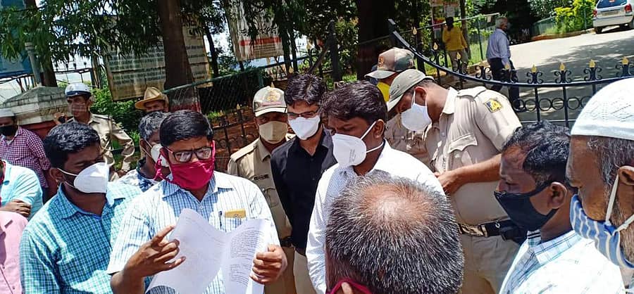 ತುಮಕೂರಿನಲ್ಲಿ ಬೀದಿಬದಿ ವ್ಯಾಪಾರಿಗಳಿಗೆ ಪುನರ್ವಸತಿ ಕಲ್ಪಿಸುವಂತೆ ಒತ್ತಾಯಿಸಿ ಜಿಲ್ಲಾಧಿಕಾರಿಗೆ ಮನವಿ ಸಲ್ಲಿಸಲಾಯಿತು