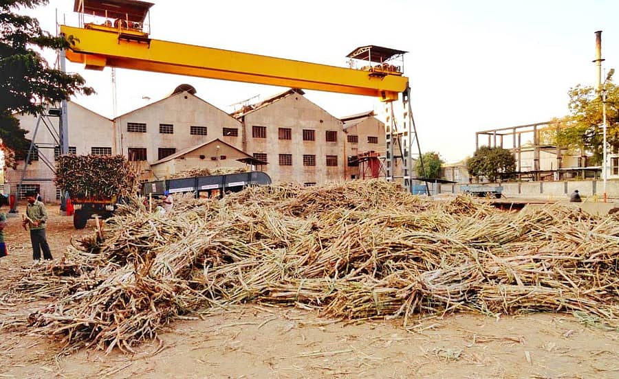 ಹೊಸಪೇಟೆಯ ಐಎಸ್ಆರ್ ಸಕ್ಕರೆ ಕಾರ್ಖಾನೆ ಮುಚ್ಚುವುದಕ್ಕಿಂತ ಮೊದಲು ಕಬ್ಬು ನುರಿಸುತ್ತಿದ್ದ ದೃಶ್ಯ