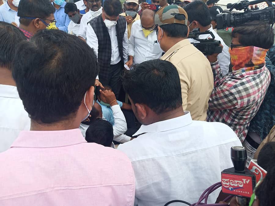 ಬೆಳಗಾವಿ ಜಿಲ್ಲೆ ಗೋಕಾಕ ತಾಲ್ಲೂಕಿನ ಲೋಳಸೂರ ಸೇತುವೆ ಬಳಿ ಕೇಂದ್ರ ಅಧ್ಯಯನ ತಂಡಕ್ಕೆ ಘೇರಾವ್ ಹಾಕಿದ ಮುಖಂಡರನ್ನು ಜಿಲ್ಲಾಧಿಕಾರಿ ಎಂ.ಜಿ. ಹಿರೇಮಠ ಸಮಾಧಾನಪಡಿಸಿದರು –ಪ್ರಜಾವಾಣಿ ಚಿತ್ರ