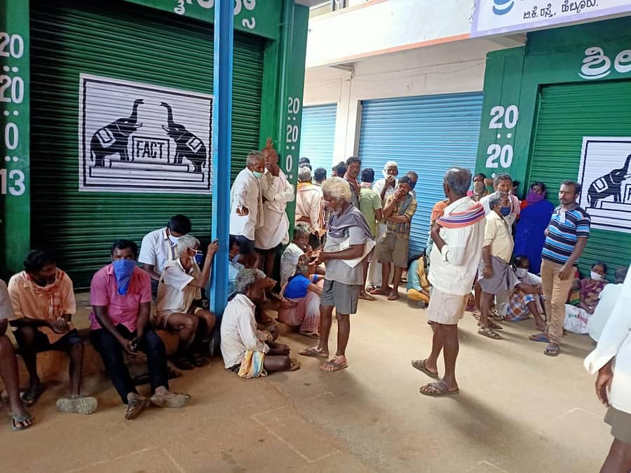 ತುಮಕೂರು ತಾಲ್ಲೂಕು ಹೆಬ್ಬೂರಿನಲ್ಲಿ ಗೊಬ್ಬರದ ಅಂಗಡಿ ಮುಂದೆ ರೈತರು ಕಾದು ಕುಳಿತಿದ್ದರು