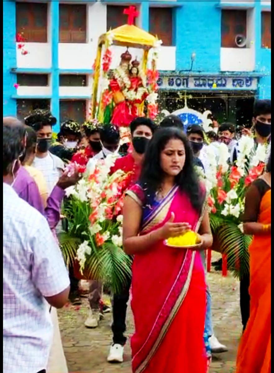 ಸುಂಟಿಕೊಪ್ಪ ಸಂತ ಮೇರಿ ಶಾಲೆಯ ಆವರಣದಲ್ಲಿ ಮಾತೆ ಮರಿಯಮಮ್ಮ ಜನ್ಮದಿನದ ಅಂಗವಾಗಿ ಭಕ್ತರು ಸರಳ ಮೆರವಣಿಗೆ ನಡೆಸಿ, ಪುಷ್ಪಗಳನ್ನು ಅರ್ಪಿಸಿದರು