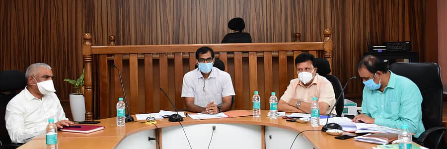 ಸಭೆಯಲ್ಲಿ ಹೆಚ್ಚುವರಿ ಜಿಲ್ಲಾಧಿಕಾರಿ ಅಮರೇಶ್ ಮಾತನಾಡಿದರು.