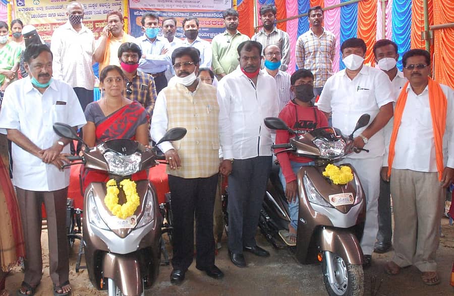 ಜಿಲ್ಲಾ ಉಸ್ತುವಾರಿ ಸಚಿವ ಎಚ್.ನಾಗೇಶ್ ಕೋಲಾರದಲ್ಲಿ ಮಂಗಳವಾರ ನಡೆದ ಕಾರ್ಯಕ್ರಮದಲ್ಲಿ ಅಂಗವಿಕಲರಿಗೆ ದ್ವಿಚಕ್ರ ವಾಹನ ವಿತರಿಸಿದರು.