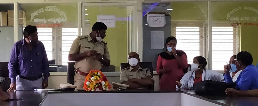 ಆನೇಕಲ್ ತಾಲ್ಲೂಕಿನ ಜಿಗಣಿಯಲ್ಲಿ ವೈದ್ಯರು ಮತ್ತು ಔಷಧಿ ವ್ಯಾಪಾರಿಗಳ ಸಭೆಯಲ್ಲಿ ಡಿವೈಎಸ್ಪಿ ಎಚ್.ಎಂ.ಮಹದೇವಯ್ಯ ಮಾಹಿತಿ ಪಡೆದರು