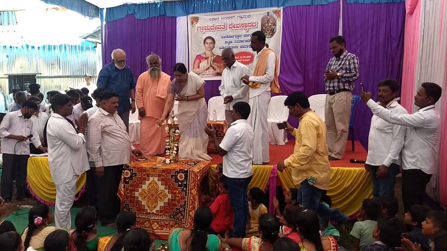 ಬೆಳಗಾವಿ ತಾಲ್ಲೂಕಿನ ಬಡಾಲ ಅಂಕಲಗಿಯಲ್ಲಿ ₹50 ಲಕ್ಷ ವೆಚ್ಚದಲ್ಲಿ ಗ್ರಾಮ ದೇವಿ ದೇವಸ್ಥಾನದ ಜೀರ್ಣೋದ್ಧಾರ ಹಾಗೂ ಯಾತ್ರಿ ನಿವಾಸ ನಿರ್ಮಾಣ ಕಾಮಗಾರಿಗಳಿಗೆ ಶಾಸಕಿ ಲಕ್ಷ್ಮಿ ಹೆಬ್ಬಾಳಕರ ಮಂಗಳವಾರ ಚಾಲನೆ ನೀಡಿದರು