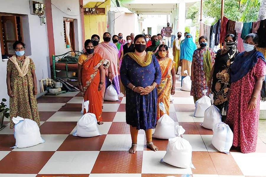ಚಿಕ್ಕಬಳ್ಳಾಪುರದ ಸೌಖ್ಯ ಸಂಜೀವಿನಿ ಸಂಸ್ಥೆ, ಬೆಂಗಳೂರಿನ ಸ್ವಸ್ತಿ ಸಂಸ್ಥೆ, ಗಿವ್ ಇಂಡಿಯಾ ಸಂಸ್ಥೆಗಳ ವತಿಯಿಂದ ಮಹಿಳೆಯರಿಗೆ ಪೌಷ್ಟಿಕ ಆಹಾರದ ಕಿಟ್ಗಳನ್ನು ವಿತರಿಸಲಾಯಿತು.