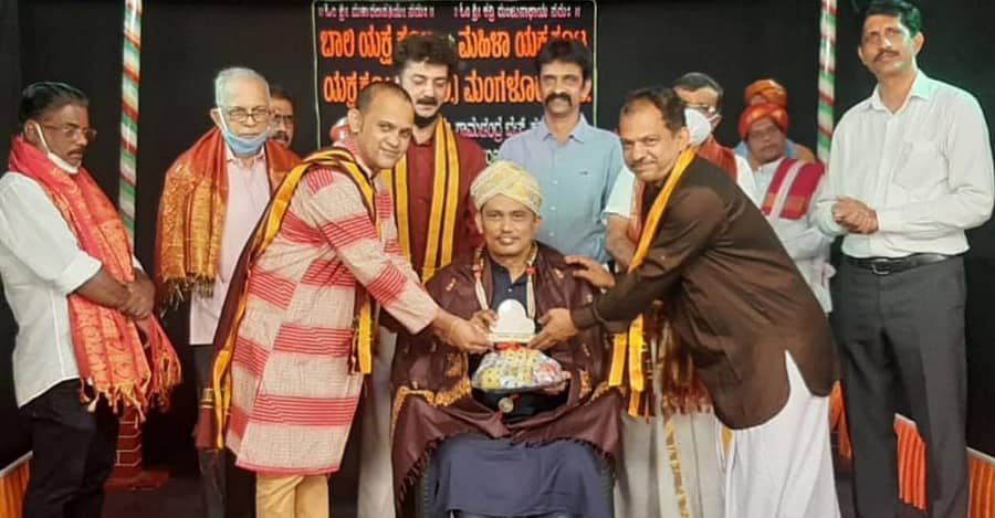 ದ್ವಿದಿನ ಧೀಂಗಿಣ ಸಂಭ್ರಮ ಉದ್ಘಾಟನಾ ಸಮಾರಂಭದಲ್ಲಿ ಮಣಿಪಾಲ ಕೆ.ಎಂ.ಸಿ.ಯ ಮಕ್ಕಳ ತಜ್ಞ ಡಾ. ಸುನೀಲ್‌ ಮುಂಡ್ಕೂರ್‌ ಅವರಿಗೆ ‘ಯಕ್ಷ ವೈದ್ಯ ಪುರಸ್ಕಾರ’ ಪ್ರದಾನ ಮಾಡಲಾಯಿತು