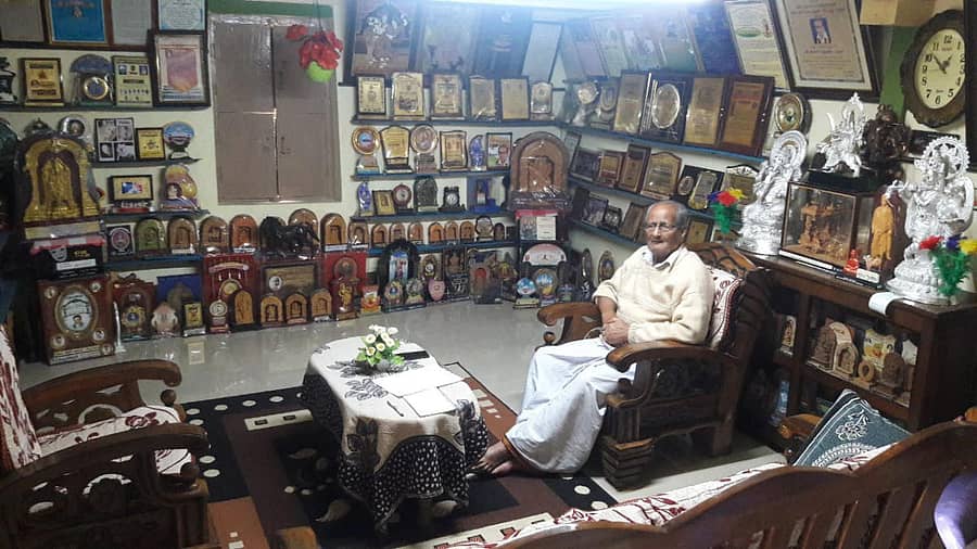 ಮನೆಯಲ್ಲಿ ಪ್ರಶಸ್ತಿಗಳ ನಡುವೆ ಬೇಲೂರು ಕೃಷ್ಣಮೂರ್ತಿ