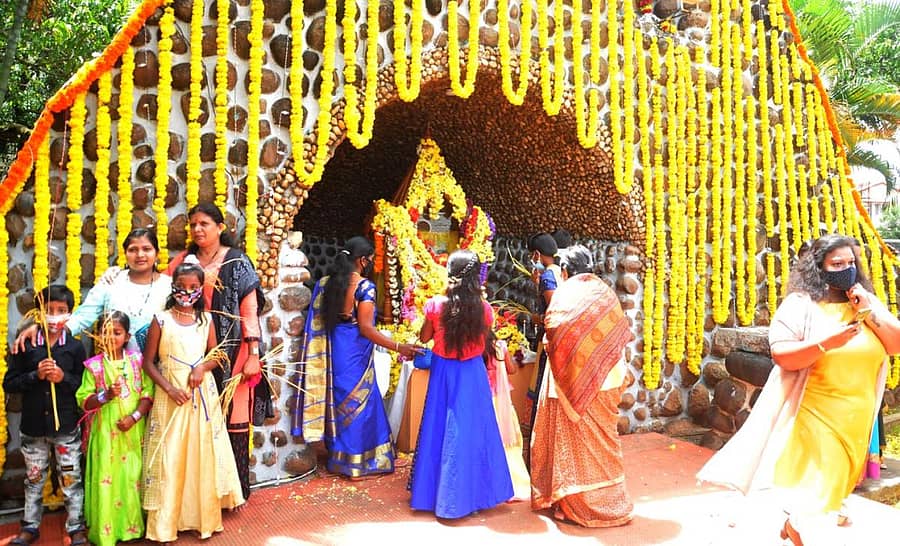ಚಿಕ್ಕಮಗಳೂರಿನ ಪ್ರಧಾನ ಚರ್ಚ್ನಲ್ಲಿ ಮೇರಿ ಮಾತೆ ಮೂರ್ತಿಗೆ ಭಕ್ತರು ಪುಷ್ಪ ಸಮರ್ಪಿಸಿದರು.