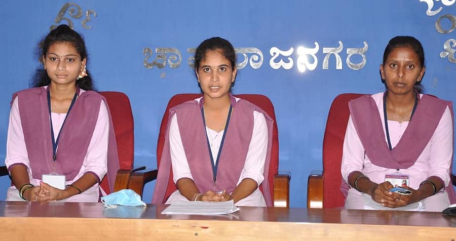 ವಿದ್ಯಾರ್ಥಿನಿಯರು ಪತ್ರಿಕಾಗೋಷ್ಠಿಯಲ್ಲಿ ಮಾತನಾಡಿದರು