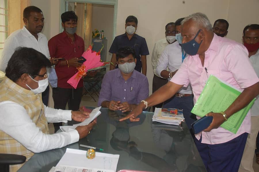 ಕೋಲಾರದಲ್ಲಿ ಮಂಗಳವಾರ ನಡೆದ ಕುಂದು ಕೊರತೆ ಸಭೆಯಲ್ಲಿ ಜಿಲ್ಲಾ ಉಸ್ತುವಾರಿ ಸಚಿವ ಎಚ್.ನಾಗೇಶ್ ಸಾರ್ವಜನಿಕರ ಅಹವಾಲು ಆಲಿಸಿದರು.