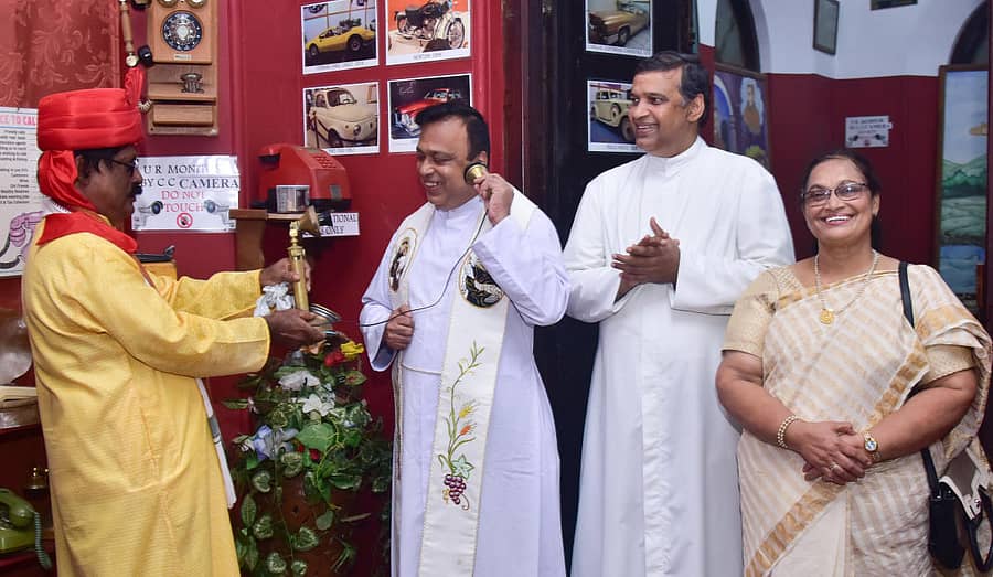 ಮಂಗಳೂರಿನ ಜೆಪ್ಪು ಸೇಂಟ್ ಅಂತೋನಿ ಆಶ್ರಮದ ವಸ್ತು ಸಂಗ್ರಹಾಲಯದಲ್ಲಿ ಜೋಡಿಸಿದ್ದ ಹಳೆಯ ಫೋನ್ ಅನ್ನು ರೆ.ಡಾ. ರೊನಾಲ್ಡ್ ಸೆರಾವೊ ವೀಕ್ಷಿಸಿದರು.