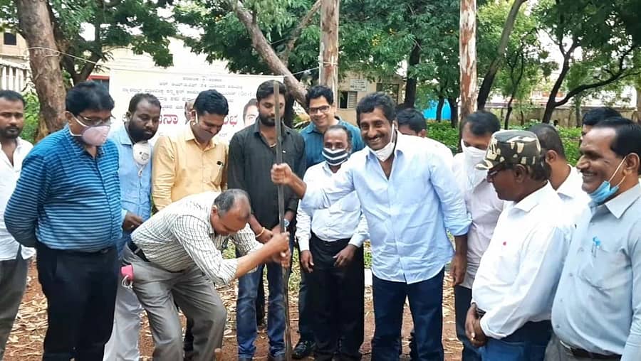 ಶಾಸಕ ರಹೀಂಖಾನ್ ಅವರು ಬೀದರ್‍ನಲ್ಲಿ ಮಂಗಳವಾರ ಪಶು ಪಾಲನೆ ಮತ್ತು ಪಶು ವೈದ್ಯ ಸೇವಾ ಇಲಾಖೆಯ ಸಹಾಯಕ ನಿರ್ದೇಶಕರ ಕಚೇರಿ ಕಟ್ಟಡ ನಿರ್ಮಾಣಕ್ಕೆ ಭೂಮಿ ಪೂಜೆ ನೆರವೇರಿಸಿದರು