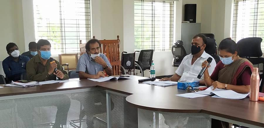 ಜಿಲ್ಲಾಧಿಕಾರಿ ಸಿ.ಸತ್ಯಭಾಮ ಕೋಲಾರದಲ್ಲಿ ಮಂಗಳವಾರ ಆಯುಷ್ಮಾನ್ ಭಾರತ್ ಆರೋಗ್ಯ ಕರ್ನಾಟಕ ಯೋಜನೆಯ ಜಿಲ್ಲಾ ಮಟ್ಟದ ಕುಂದು ಕೊರತೆ ಪರಿಹಾರ ಸಮಿತಿ ಸಭೆ ನಡೆಸಿದರು.