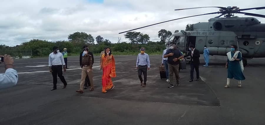 ಕೇಂದ್ರ ಗೃಹ ಇಲಾಖೆಯ ಜಂಟಿ ಕಾರ್ಯದರ್ಶಿ ಕೆ.ವಿ.ಪ್ರತಾಪ್ ನೇತೃತ್ವದ ಕೇಂದ್ರ ತಂಡವನ್ನು ಜಿಲ್ಲಾಧಿಕಾರಿ ಅನೀಸ್ ಕಣ್ಮಣಿ ಜಾಯ್ ಬರಮಾಡಿಕೊಂಡರು.