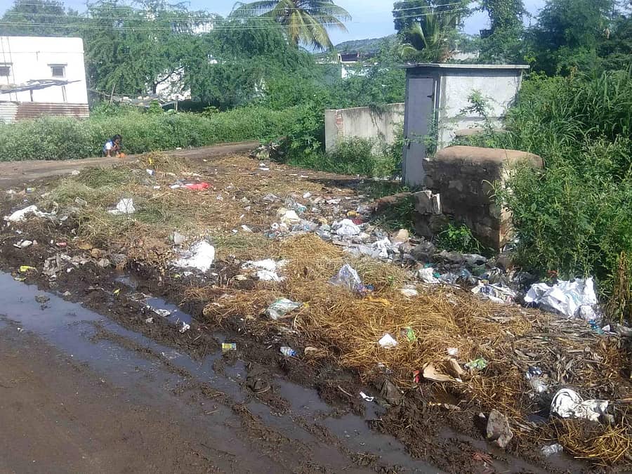 ಗುಳೇದಗುಡ್ಡ ಬಳಿಯ ಪರ್ವತಿ ಗ್ರಾಮದ ಹಳ್ಳದ ರಸ್ತೆ ಪಕ್ಕದಲ್ಲಿ ಸಂಗ್ರಹವಾಗಿರುವ ಕಸದ ರಾಶಿ