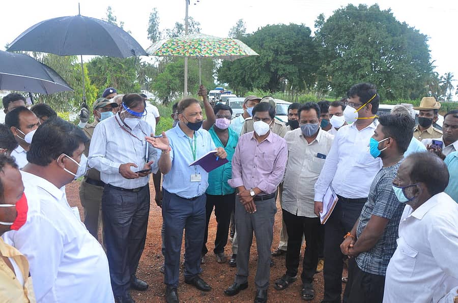 ಕೇಂದ್ರ ಅಧ್ಯಯನ ತಂಡದ ಅಧಿಕಾರಿಗಳು ವಾಸನ ಗ್ರಾಮಸ್ಥರ ಸಮಸ್ಯೆಗಳನ್ನು ಆಲಿಸಿದರು(ಎಡ ಚಿತ್ರ) ವಾಸನ ಗ್ರಾಮದ ಕೃಷಿಕರ ಜಮೀನಿನಲ್ಲಿ ಹರಿಯುತ್ತಿರುವ ಮಲಪ್ರಭೆ